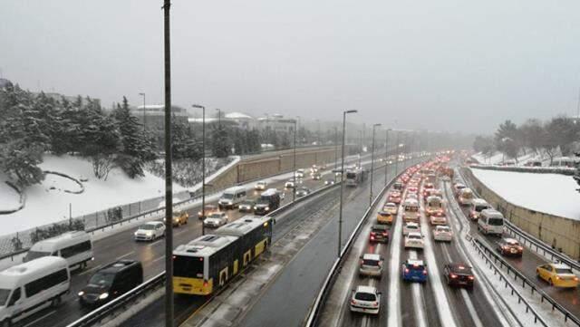 İstanbul'u etkisi altına alan kar, eziyete dönüştü! Trafik yoğunluğu %70'i geçti