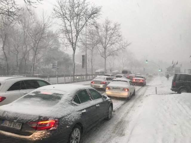 İstanbul'u etkisi altına alan kar, eziyete dönüştü! Trafik yoğunluğu %70'i geçti
