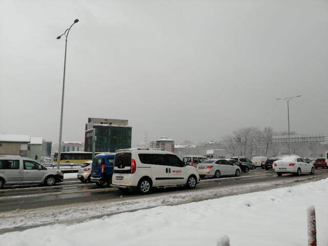 İstanbul'u etkisi altına alan kar, eziyete dönüştü! Trafik yoğunluğu %70'e ulaştı