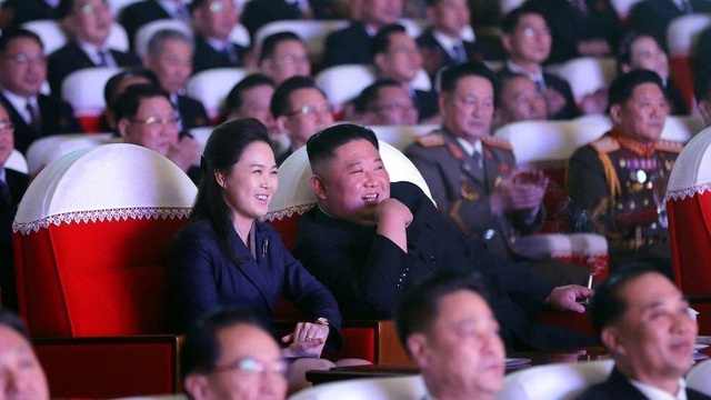 Kuzey Kore lideri Kim Jong-un'un eşi Ri Sol-ju bir yıl aradan sonra ilk kez halkın önüne çıktı