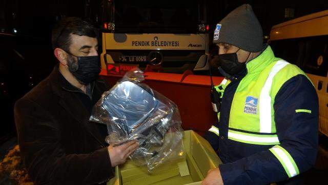 Belediye çalışanının bıraktığı not araç sahibini duygulandırdı: Aracın aynasını kırdık, sizi bulamadık Belediye çalışanının bıraktığı not araç sahibini duygulandırdı: Aracın aynasını kırdık, sizi bulamadık