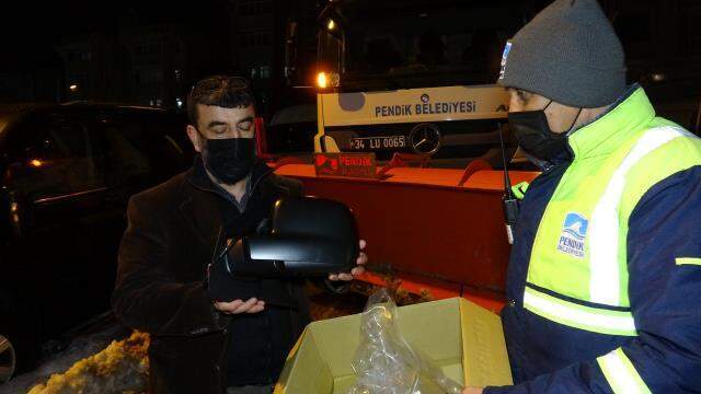 Belediye çalışanının bıraktığı not araç sahibini duygulandırdı: Aracın aynasını kırdık, sizi bulamadık Belediye çalışanının bıraktığı not araç sahibini duygulandırdı: Aracın aynasını kırdık, sizi bulamadık