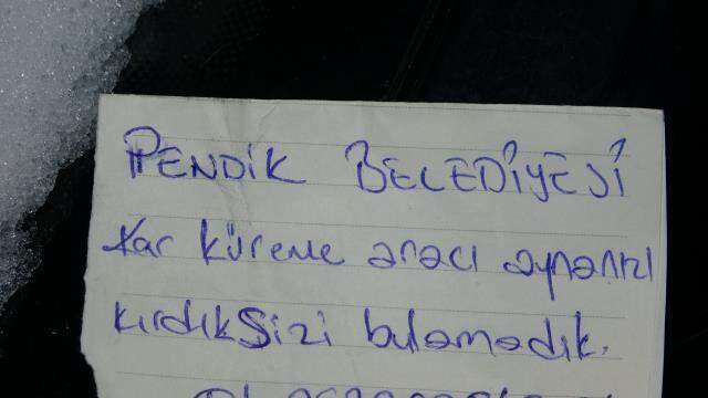 Belediye çalışanının bıraktığı not araç sahibini duygulandırdı: Aracın aynasını kırdık, sizi bulamadık Belediye çalışanının bıraktığı not araç sahibini duygulandırdı: Aracın aynasını kırdık, sizi bulamadık