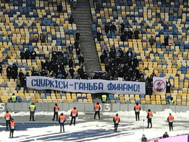Dinamo Kive taraftarı Avrupa maçında Lucescu'ya pankart açarak tepki gösterdi