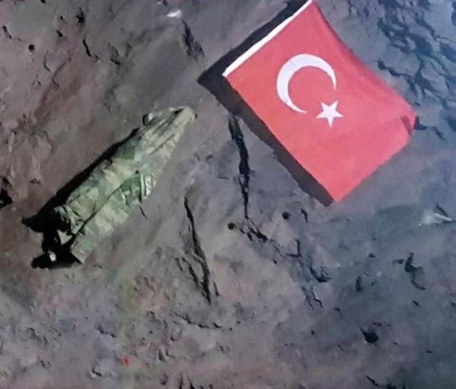 Gara'da şehit düşen Yüzbaşı Burak Coşkun PKK elebaşı Karayılan'ın mağarasına Türk bayrağı asmış