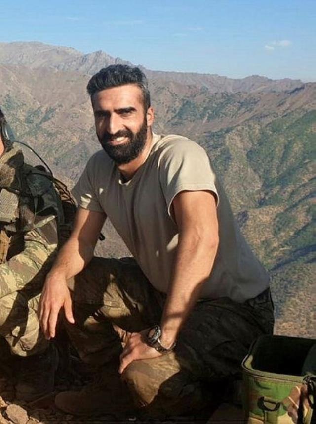 Gara'da şehit düşen Yüzbaşı Burak Coşkun PKK elebaşı Karayılan'ın mağarasına Türk bayrağı asmış