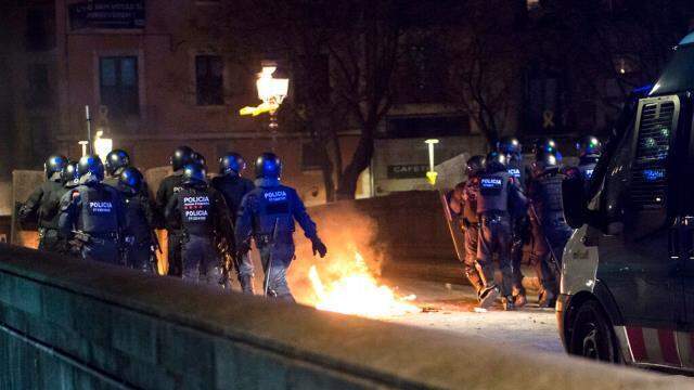 İspanya'da Rap sanatçısı Hasel'e destek için düzenlenen gösterilere polis müdahale etti İspanya'da Rap sanatçısı Hasel'e destek için düzenlenen gösterilere polis müdahale etti