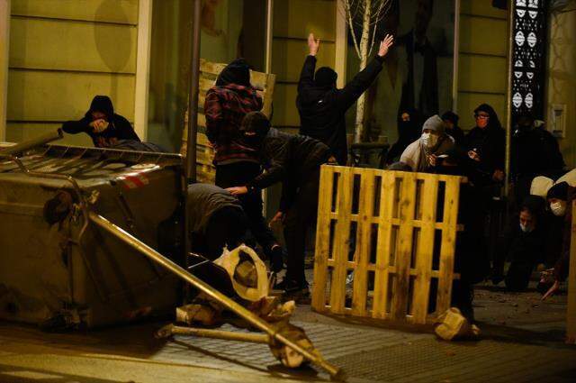 İspanya'da Rap sanatçısı Hasel'e destek için düzenlenen gösterilere polis müdahale etti İspanya'da Rap sanatçısı Hasel'e destek için düzenlenen gösterilere polis müdahale etti