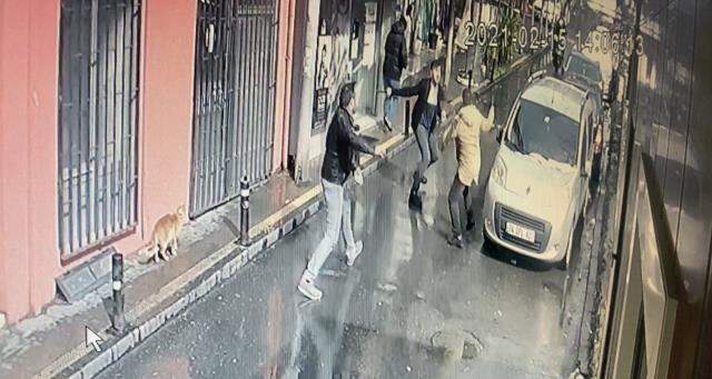 Ortaköy'de aralarında husumet olan 2 kardeş sokak ortasında birbirini bıçakladı Ortaköy'de aralarında husumet olan 2 kardeş sokak ortasında birbirini bıçakladı