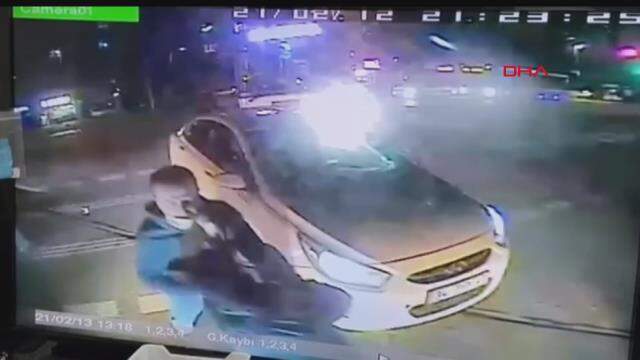 Otobüs şoförünü darp eden taksicinin belgesi iptal, aracı da trafikten men edildi Otobüs şoförünü darp eden taksicinin belgesi iptal, aracı da trafikten men edildi