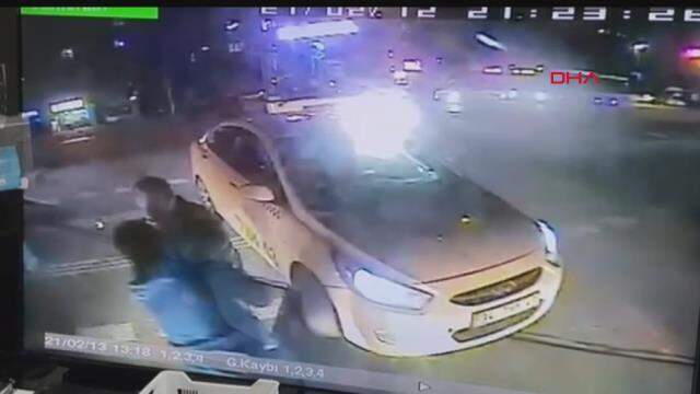 Otobüs şoförünü darp eden taksicinin belgesi iptal, aracı da trafikten men edildi Otobüs şoförünü darp eden taksicinin belgesi iptal, aracı da trafikten men edildi