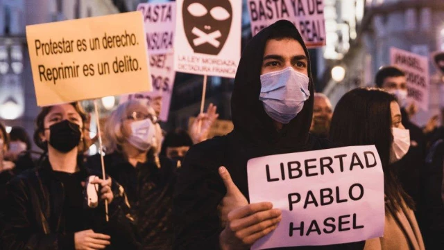 Pablo Hasel: İspanya'da rap şarkıcısının tutuklanmasına karşı yapılan eylemlerde çatışma çıktı