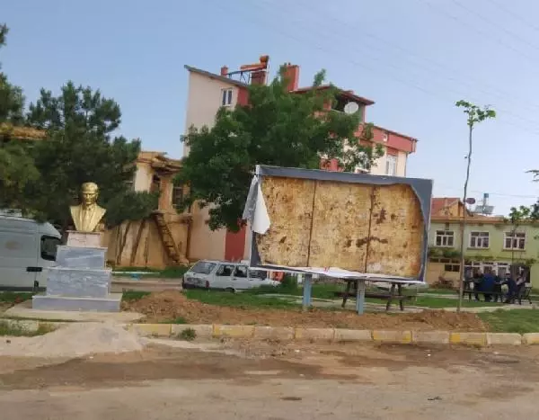 Konya'da 'yırtılan afiş' nedeniyle öldürülen belediye başkanının annesi: Torunlarım karnelerini babalarının mezarına götürdü