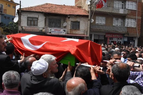 Konya'da 'yırtılan afiş' nedeniyle öldürülen belediye başkanının annesi: Torunlarım karnelerini babalarının mezarına götürdü