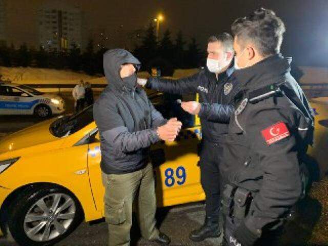 Ticari taksiye binen müşterileri rahatsız eden koku taksiciyi ele verdi Ticari taksiye binen müşterileri rahatsız eden koku taksiciyi ele verdi