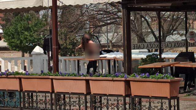 Bekçileri şoke eden an! Cadde ortasında çırılçıplak koşan kadını yakalamak için seferber oldular