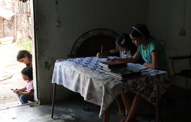 Covid: 16 yaşındaki Valeria, okula gidemeyen çocukları eğitmek için evini sınıfa çevirdi
