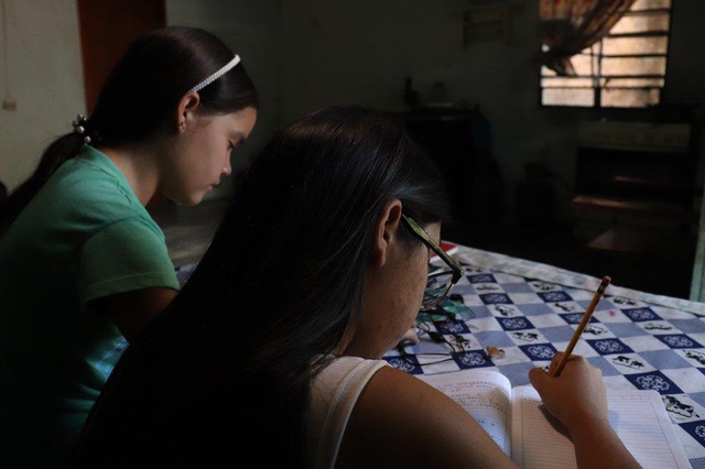 Covid: 16 yaşındaki Valeria, okula gidemeyen çocukları eğitmek için evini sınıfa çevirdi