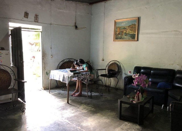 Covid: 16 yaşındaki Valeria, okula gidemeyen çocukları eğitmek için evini sınıfa çevirdi