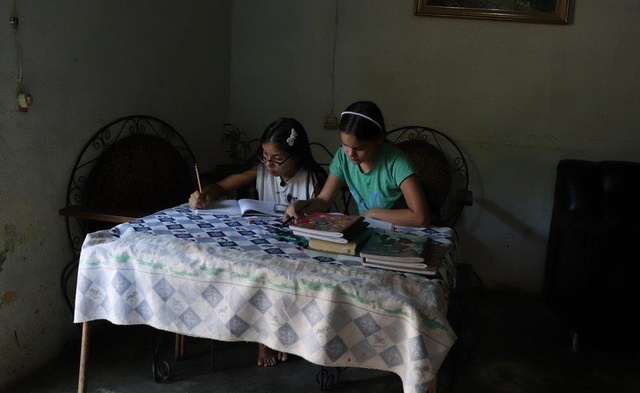 Covid: 16 yaşındaki Valeria, okula gidemeyen çocukları eğitmek için evini sınıfa çevirdi