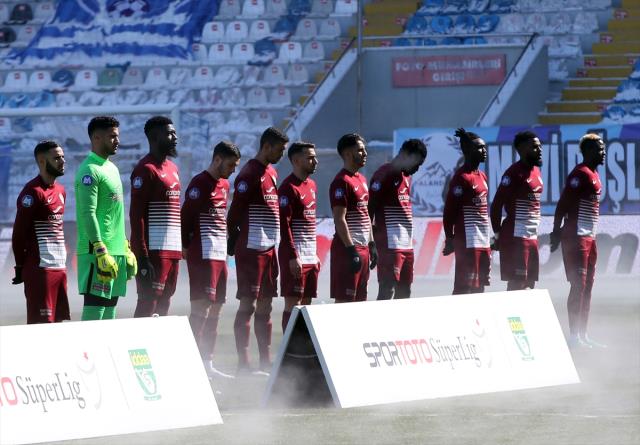 Erzurumspor-Hatayspor maçında zemin ısıtması devreye girince saha buharla kaplandı