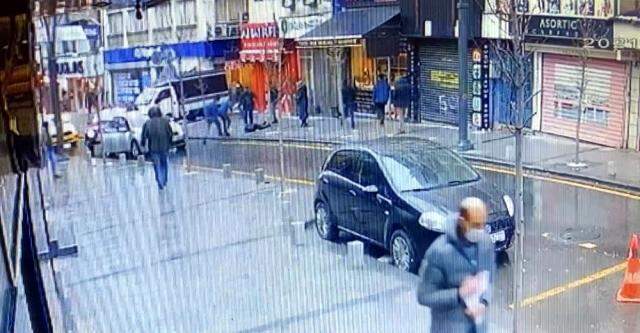 İstanbul'da akılalmaz olay! Otelin camından atlayan şahıs, yoldan geçen vatandaşın üzerine düştü İstanbul'da akılalmaz olay! Otelin camından atlayan şahıs, yoldan geçen vatandaşın üzerine düştü