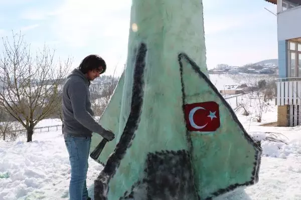 Gündemdeki haberlerden etkilenen vatandaş, kardan 'uzay mekiği' yaptı