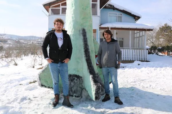 Gündemdeki haberlerden etkilenen vatandaş, kardan 'uzay mekiği' yaptı