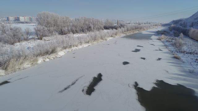Türkiye'nin en soğuk noktasında havaya atılan su yere buz taneciği olarak düştü