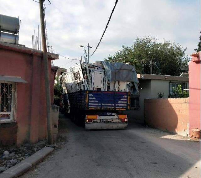 Navigasyonun yönlendirmesiyle dar sokağa giren tırlar, mahalleliye korku dolu anlar yaşatıyor