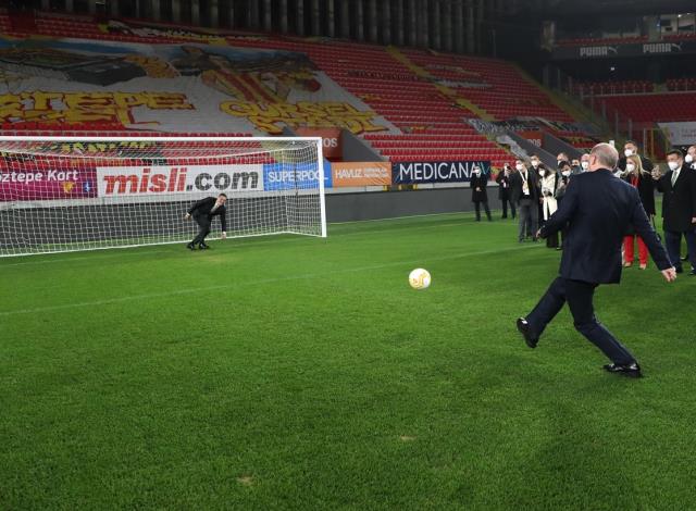 Cumhurbaşkanı Erdoğan CHP'nin kalesinde sahaya indi: Durmak yok, gollere devam
