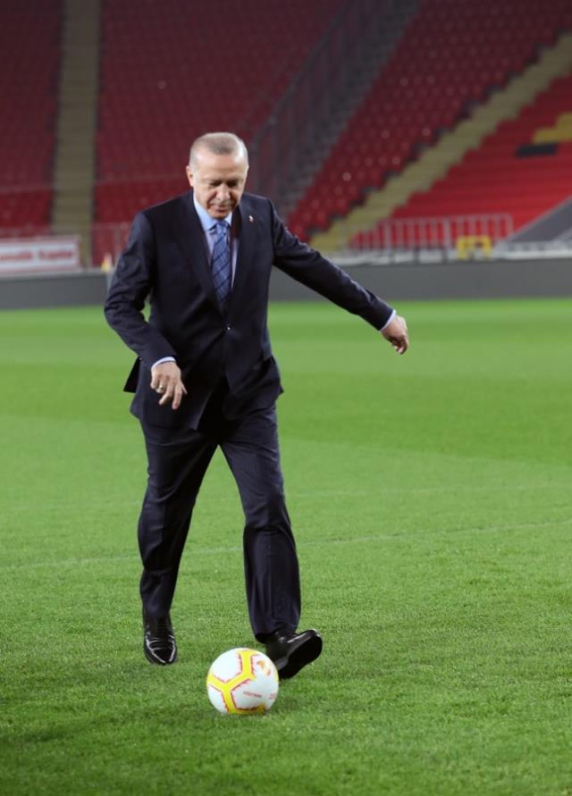 Cumhurbaşkanı Erdoğan CHP'nin kalesinde sahaya indi: Durmak yok, gollere devam