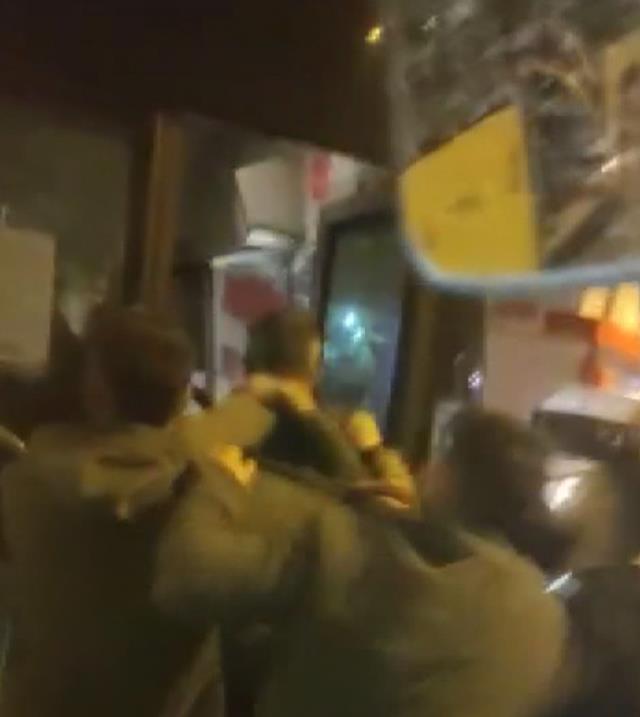 İETT otobüslerinin önüne kesen grup, tekme ve yumruklarla saldırdı