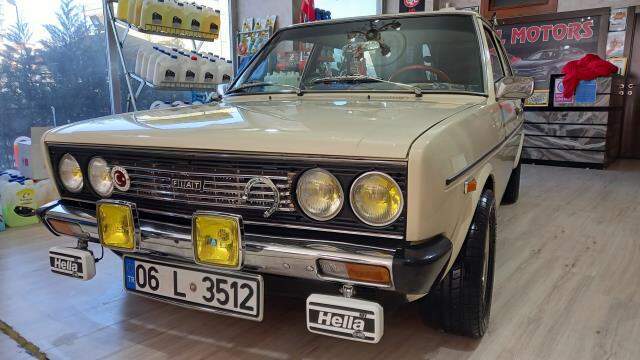 Mecbur kalmadıkça örtüsünü dahi açmadığı klasik otomobillerine gözü gibi bakıyor