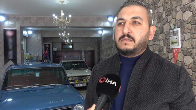 Mecbur kalmadıkça örtüsünü dahi açmadığı klasik otomobillerine gözü gibi bakıyor