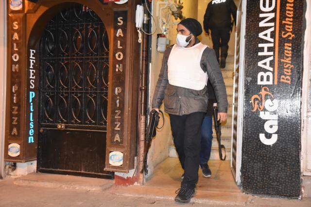 'Silahla 20 kişi rehin alındı' ihbarına giden polis, mühürlü kafede 20 kişiyi parti yaparken yakaladı