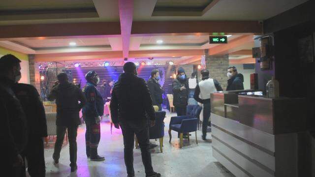 'Silahla 20 kişi rehin alındı' ihbarına giden polis, mühürlü kafede 20 kişiyi parti yaparken yakaladı