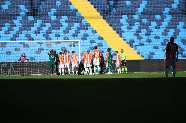 Adanaspor kalecisi Goran Karacic, Giresunspor maçında fenalaşarak hastaneye kaldırıldı
