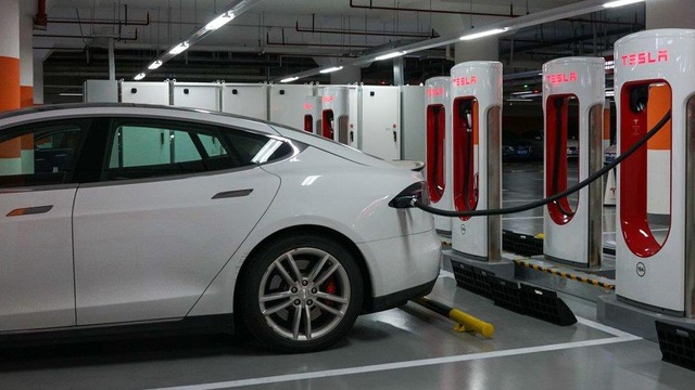 Bitcoin: Tesla hisseleri düştü, Elon Musk dünyanın en zengini unvanını kaybetti