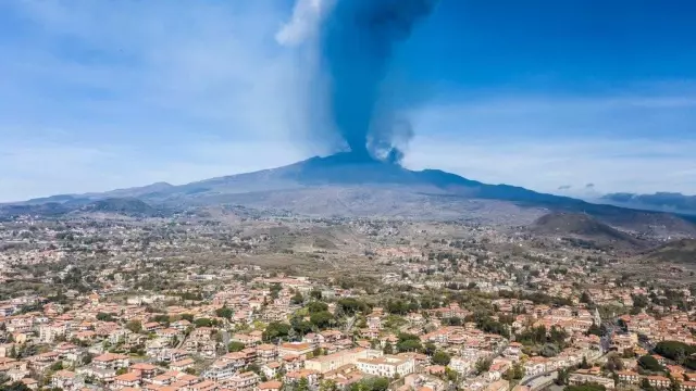 Fotoğraflarla: Etna Yanardağı'ndaki patlamalar Sicilya gecelerini aydınlatıyor