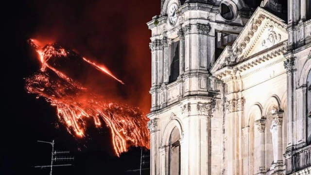 Fotoğraflarla: Etna Yanardağı'ndaki patlamalar Sicilya gecelerini aydınlatıyor