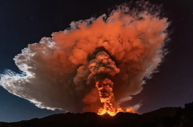 Fotoğraflarla: Etna Yanardağı'ndaki patlamalar Sicilya gecelerini aydınlatıyor