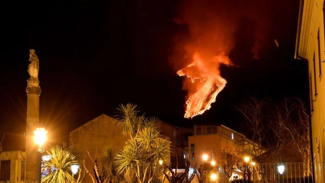 Fotoğraflarla: Etna Yanardağı'ndaki patlamalar Sicilya gecelerini aydınlatıyor