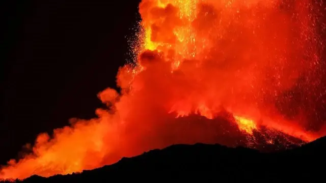 Fotoğraflarla: Etna Yanardağı'ndaki patlamalar Sicilya gecelerini aydınlatıyor