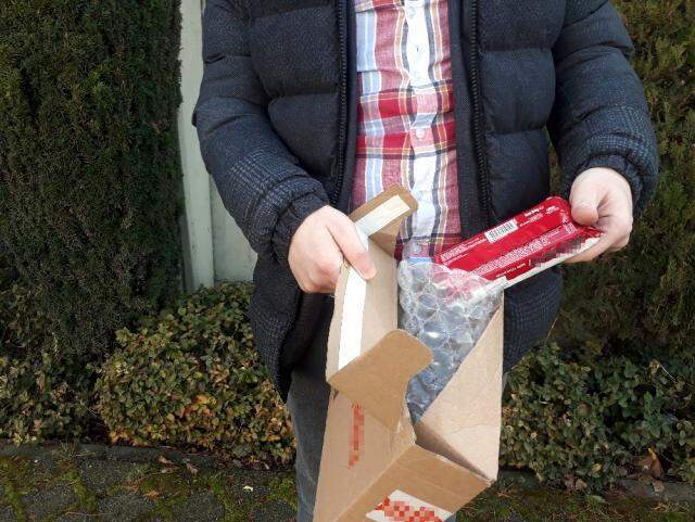 İnternetten telefon siparişi veren genç adam, kargodan çıkan bisküviyle şoke oldu