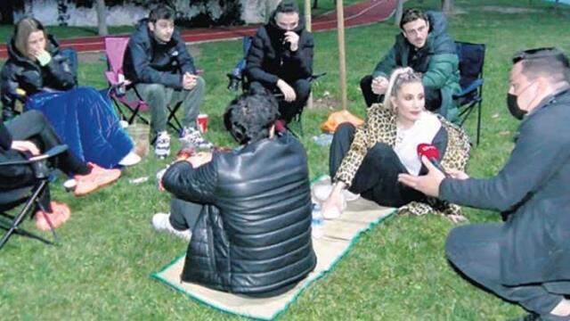 Kendisinden 11 yaş küçük Emre Aslan ile birlikte olan İrem Derici, aşkını ilan etti