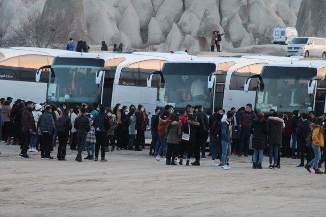 Kapodokya'da koronayı hiçe sayıp böyle halay çektiler Kapodokya'da koronayı hiçe sayıp böyle halay çektiler