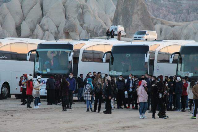 Kapodokya'da koronayı hiçe sayıp böyle halay çektiler Kapodokya'da koronayı hiçe sayıp böyle halay çektiler
