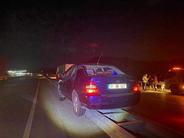 Bariyerlerin üzerine çıkan otomobil, devrilmeden 800 metre ilerledi Bariyerlerin üzerine çıkan otomobil, devrilmeden 800 metre ilerledi