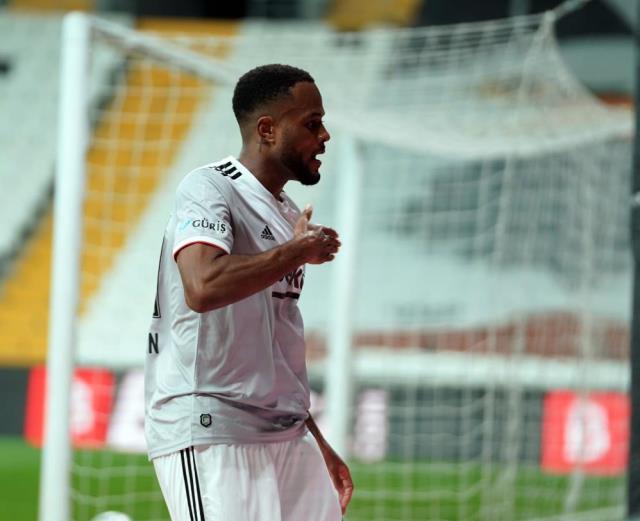 Beşiktaş sahasında Denizlispor'u 3-0 mağlup ederek zirveye yeniden ortak oldu